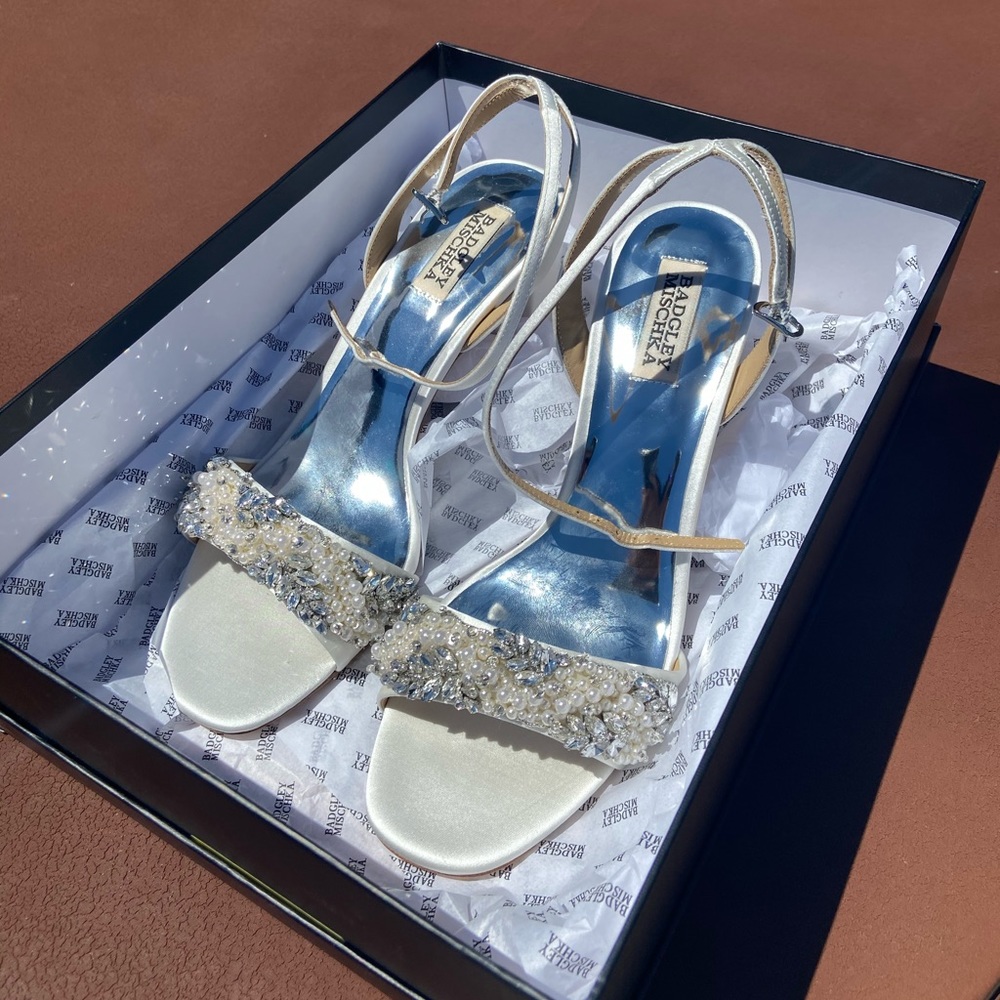 Badgley Mischka bridal heels! 🤍✨ block heel!